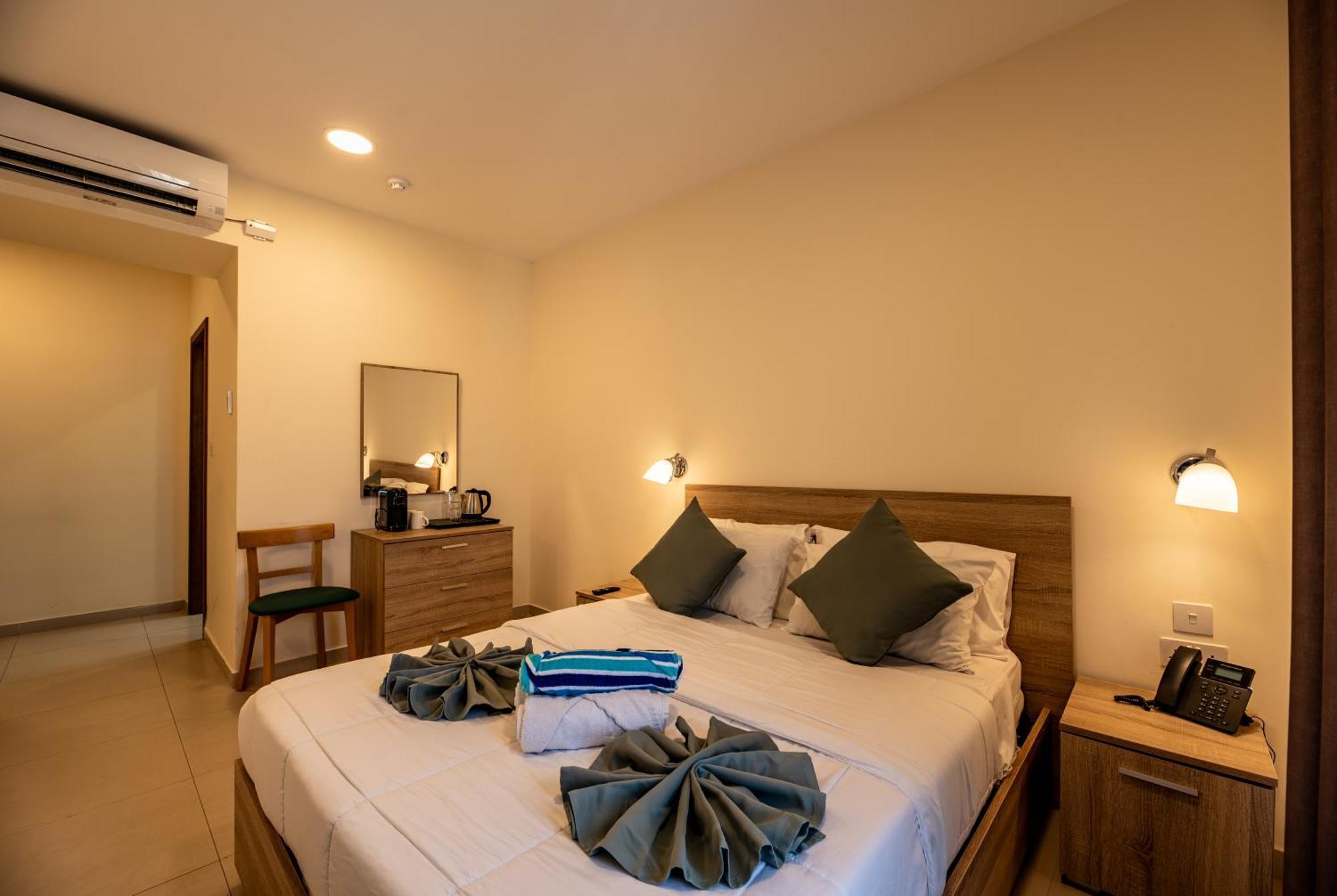 Euroclub Hotel Сейнт Полс Бей Екстериор снимка
